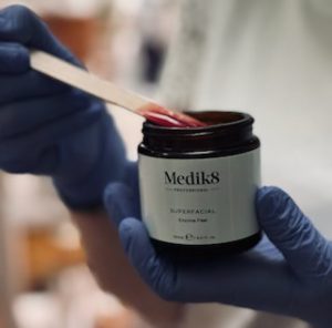 Βάζο Medik8 Superfacial με σπάτουλα για ενζυμικό peeling
