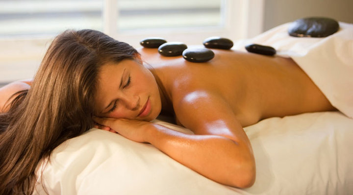 Hot stone massage: ηφαιστειακές πέτρες στην πλάτη γυναίκας